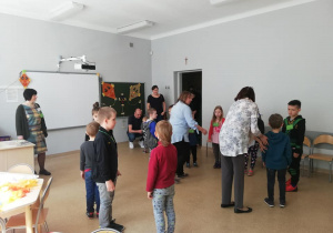 Nauczycielka P.Magda organizuje zajęcia dla małych gości.